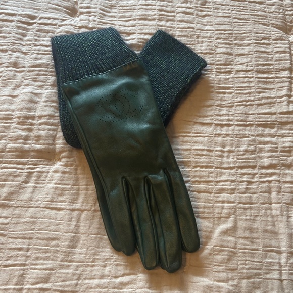 CHANEL Accessories - Chanel women’s Lambskin Gloves. NWOT